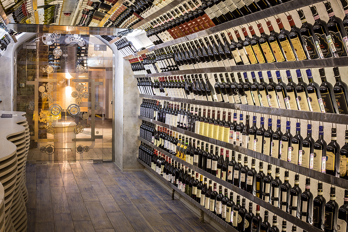 Инженерная доска DaliWood в погребе Ресторана Wine & Crab